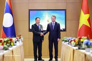 黎明兴总理与老挝人民革命党中央委员会委员、老挝建国阵线中央委员会副主席老宝松·那翁赛。图片来源：越通社