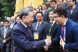 越南党中央总书记、国家主席苏林与回国出席第四次世界越南人会议及海外越南知识分子和专家论坛的侨胞见面。图自越通社