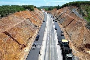 大批机械设备、车辆及人力被动员并在全线连续作业。图:清水/越通社