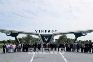 签字仪式在海防VinFast生产联合体举行，这是印度经销商合作伙伴代表团访问越南并开展工作期间的一项活动。图自越通社