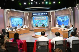 以“集中资源，发展完善多式联运交通基础设施”为主题的2026年10月“民问-政答”节目。图:越勇
