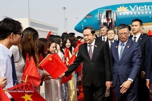 当地时间10月11日中午，搭载越南国会主席陈青敏及越南高级代表团的专机抵达北京首都国际机场。图自越通社