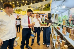 与会代表参观活动上的产品展位。图:廷裕