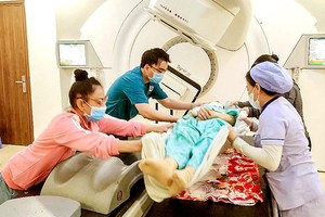 肿瘤医院医务人员准备为患者做放疗。图:成山