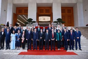 政府总理黎明兴与各位大使、临时代办合影。图自越通社