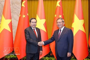 越南国会主席陈青敏与中国国务院总理李强。图自越通社