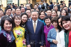 党中央总书记、国家主席苏林与企业代表合影留念。图自越通社