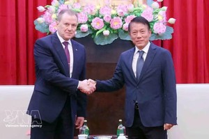 党中央政治局委员、公安部长梁三光大将与俄罗斯联邦处罚执行局局长阿尔卡季·亚历山德罗维奇·戈斯捷夫大将。图自越通社