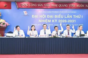 代表们表决通过大会议程。图:文明