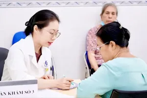 嘉定人民医院第二分院医生为民众看诊。图:成安