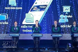 政府总理黎明兴与与会代表共同举行越南中小企业协会数字平台上线仪式（2026年8月）。 图自越通社