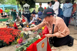 市民前往新安葬的烈士墓位前献花、上香。图:黄雄