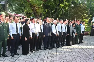政府总理黎明兴与各位代表在已故总书记陈富塑像前敬香。图:孟胜