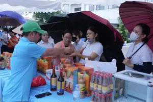 工会组织各项活动以辅助工人和劳动者。图：纺织成衣品工会