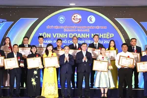 胡志明市领导在10月13日的推崇仪式上颁发2026年本市模范企业与企业家称号。图:黄潮