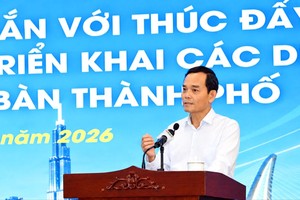 胡志明市市委书记陈留光在会上发表指导讲话。图:越勇