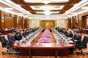 越南国会主席陈青敏与中国全国人代大常委会委员长赵乐际举行会谈。图自越通社