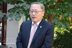 中联部前西欧局局长、察哈尔学会秘书长张建国接受越通社记者采访。图自越通社