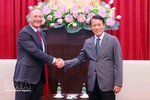 党中央政治局委员、公安部长梁三光大将与诺基亚集团亚太地区业务开发部总经理安德鲁·科普。图自越通社