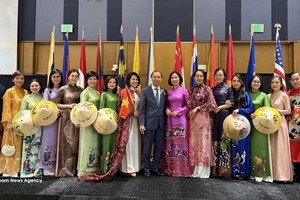 越南驻美国大使阮国勇与越南驻美代表机构代表合影。图自越通社