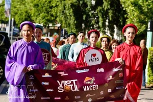 越南长衫在悉尼街头巡游。 图：越通社