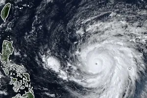 10月19日13时“蔷琵” 台风中心卫星云图。图自Zoom Earth应用软件截屏