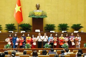 越南政府总理黎明兴和国会主席陈青敏向第十六届国会女代表赠送鲜花。图自越通社