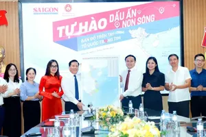 《西贡解放报》向乂安省赠送越南地图。图:杨光