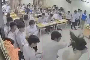 男生在讲台上殴打女教师。图:视频截屏