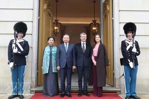 丹麦国王弗雷德里克十世及王后玛丽在阿马林堡宫为越南党中央总书记、国家主席苏林一行主持了欢送仪式。图自越通社