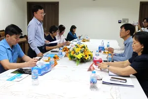 胡志明市劳动联团监察团就社保、医保、失业保的征缴管理、收支及欠费处理工作与本市社保机关举行工作会议。图:红桃