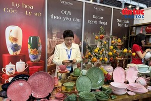展出的陶瓷与手工艺品，旨在寻找客户、拓展市场。