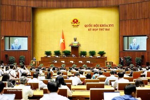 国会10月23日听取关于《国家预算法（合并版）》草案、《招标法（修正案）》等的呈文和审查报告。图自越通社