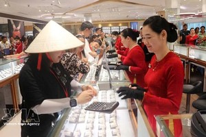 游客在富国市的玉贤珍珠店购物。图自越通社