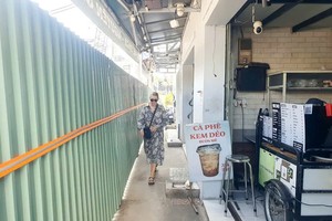 八月革命街上受骚坛站施工围蔽影响而陷入经营困境的咖啡店。图:坚强