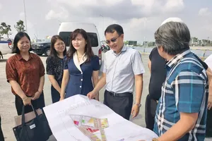 考察团实地考察春泰山乡的国际大学城都市区项目。图:阮新