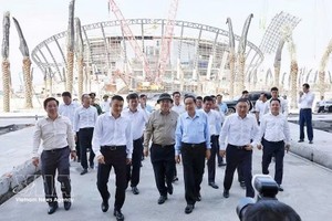 国会主席陈青敏考察亚太经合组织会议中心项目。图自越通社
