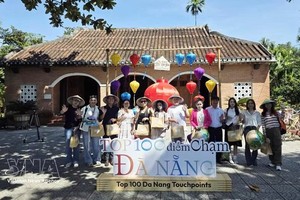 2026年百大旅游“触点”名单公布仪式的代表合影。图自越通社