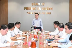 10月27日下午，胡志明市市委书记陈留光同安庆坊党委常务处举行工作会议。图:越勇