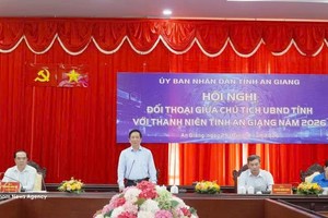 安江省人委会主席胡文庆与省内青年代表参加对话。图自越通社