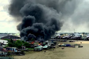 4 căn nhà bị thiêu rụi bên bờ Chợ nổi Cái Răng