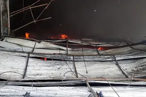 Toàn cảnh hiện trường xưởng may 10.000 m² bị thiêu rụi