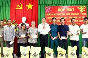 Chủ tịch Ủy ban Trung ương MTTQ Việt Nam Trần Thanh Mẫn trao quà Tết tại Cần Thơ 