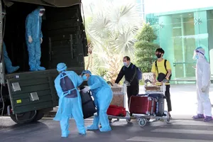 Các công dân Việt Nam trở về từ  Singapore được kiểm tra y tế, đưa đi cách ly theo quy định