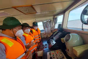 Đồng chí Nguyễn Thành Phong, Phó Trưởng  Ban Kinh tế Trung ương khảo sát vị trí dự kiến xây dựng Cảng biển Trần Đề. Ảnh: TUẤN QUANG