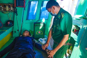 Lực lượng quân y Biên phòng tỉnh Sóc Trăng thăm khám cho ngư dân Đặng Ngọc Hiếu