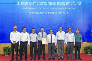Lãnh TP Cần Thơ trao Giấy chứng nhận đầu tư Dự án đầu tư xây dựng và kinh doanh kết cấu hạ tầng Khu công nghiệp Vĩnh Thạnh (giai đoạn 1) cho các nhà đầu tư. Ảnh: TUẤN QUANG