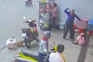 Phẫn nộ video người phụ nữ đánh dã man bé gái giữa chợ ở Vĩnh Long