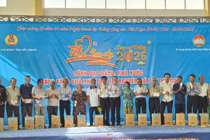 Phó Chủ tịch Quốc hội Nguyễn Đức Hải trao quà tết cho công nhân tại Sóc Trăng