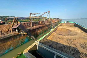 Sóc Trăng: Bắt quả tang 2 tàu vỏ thép mua bán “cát lậu” trên sông Hậu